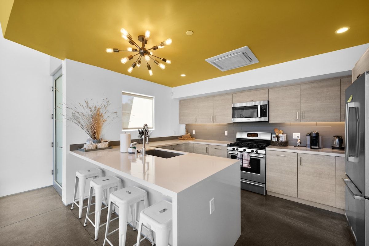 Solstice Haus | Sawtelle | Sunlit Modern Home with Balcony photo 14