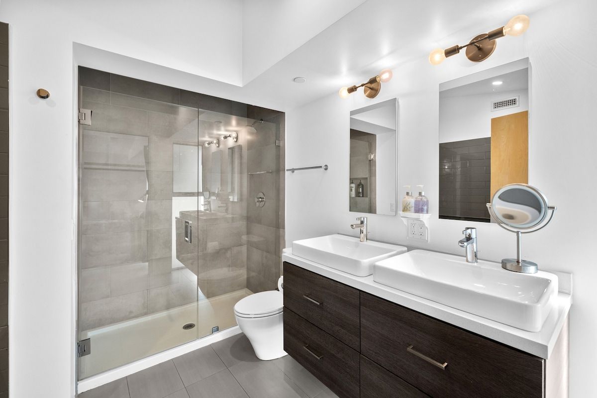 Solstice Haus | Sawtelle | Sunlit Modern Home with Balcony photo 28