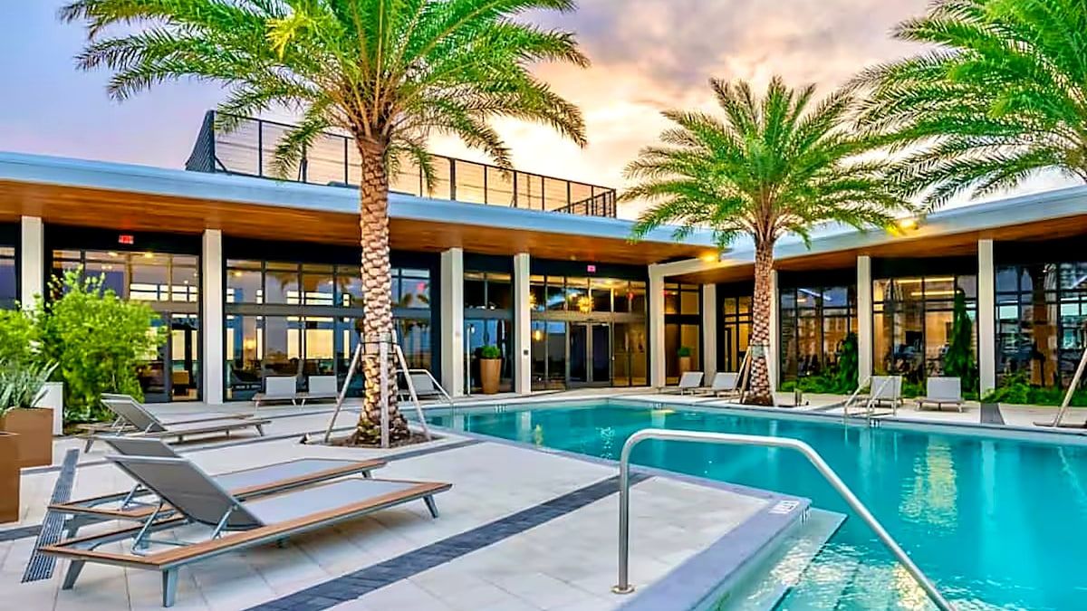 Palm Haven | Flagler Village | Apartment with Balcony & Rooftop Pool photo 2