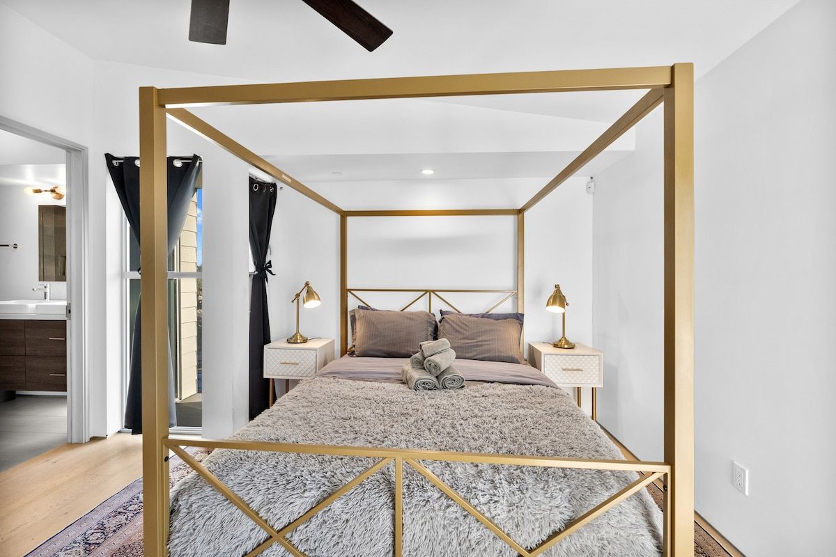 Solstice Haus | Sawtelle | Sunlit Modern Home with Balcony photo 25