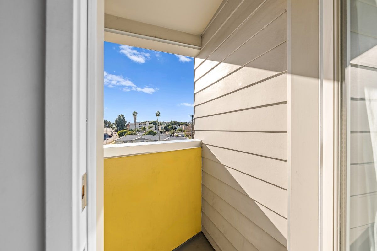 Solstice Haus | Sawtelle | Sunlit Modern Home with Balcony photo 36