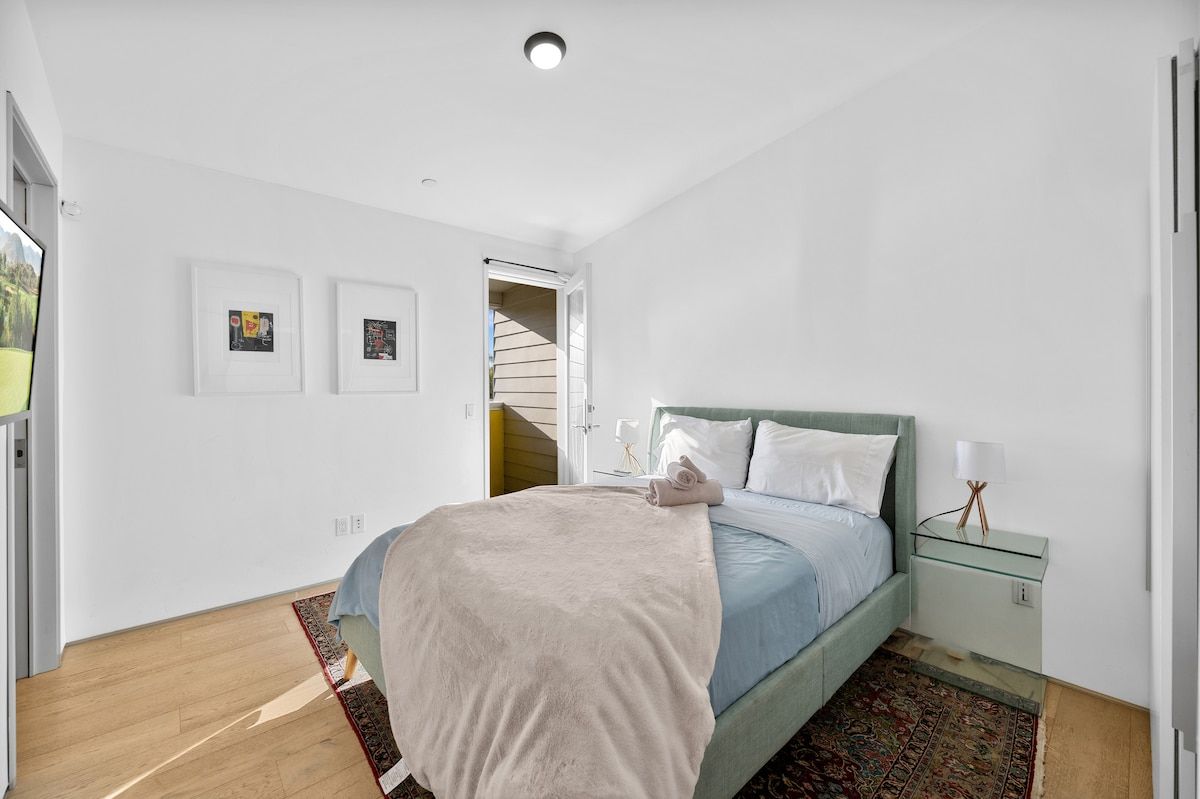 Solstice Haus | Sawtelle | Sunlit Modern Home with Balcony photo 34