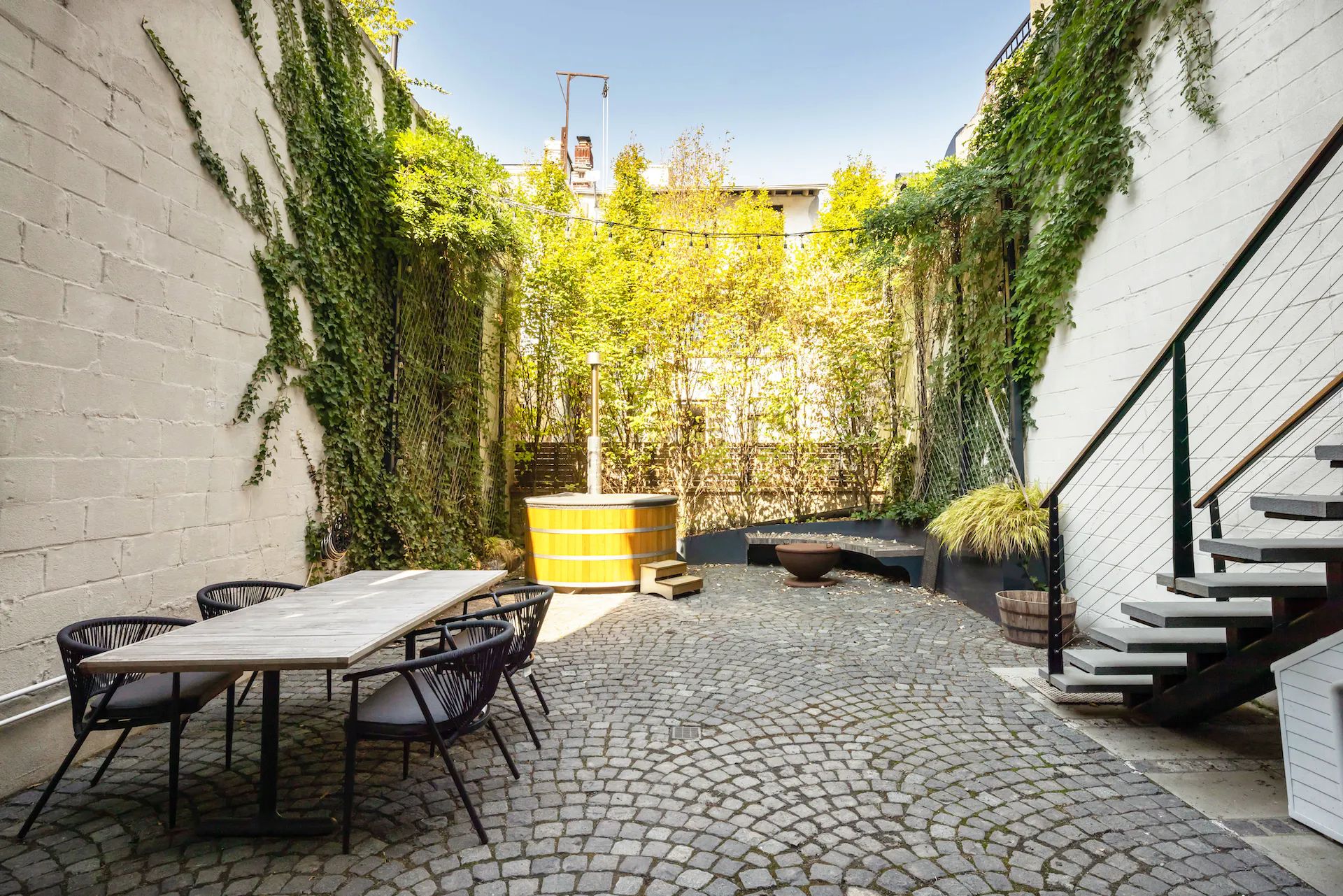 Red Hook Manor by Rove Travel, Brooklyn