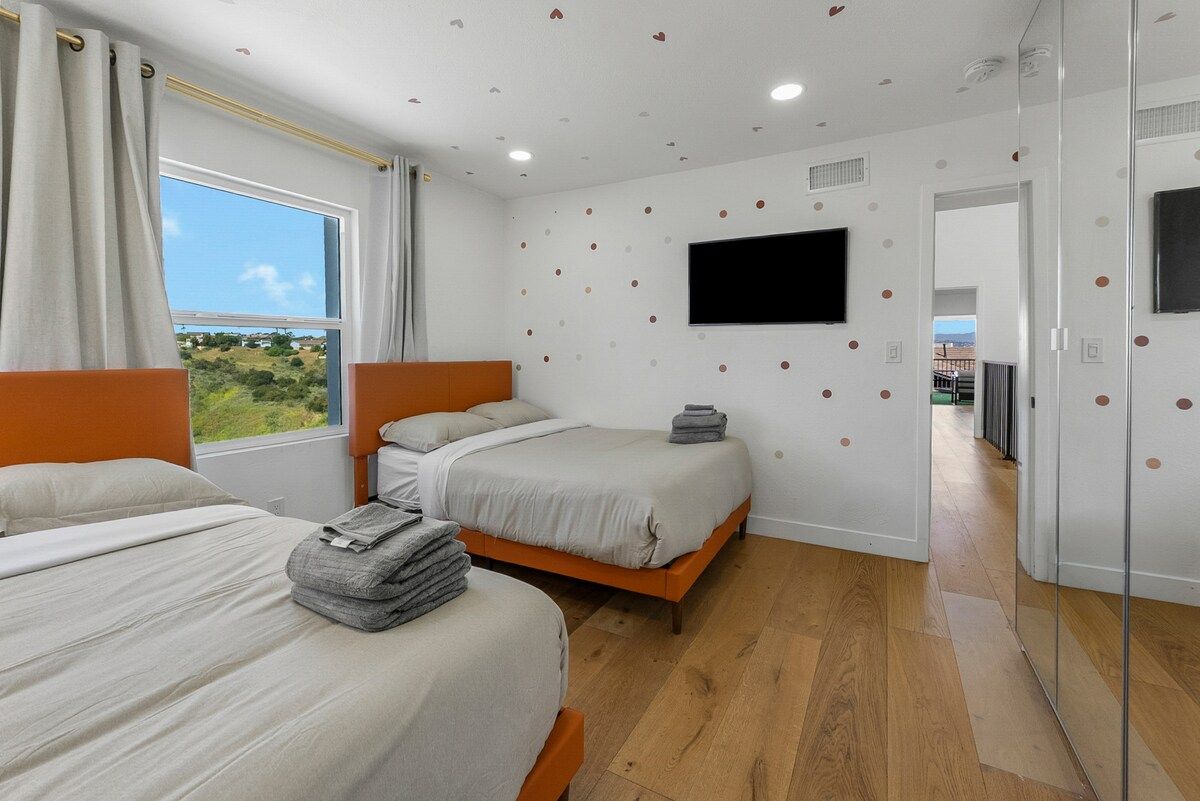 Casa Noire | Baldwin Hills | Luxe Hillside Villa with Hot Tub photo 31