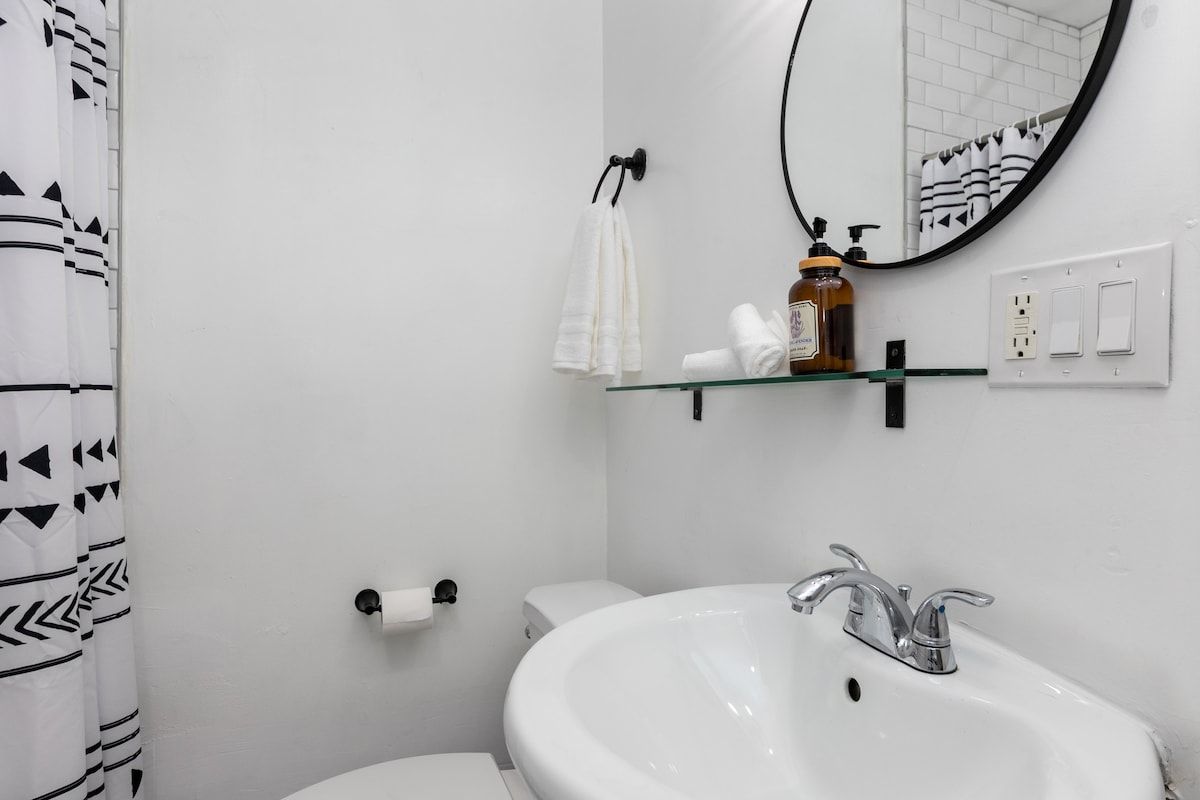 Carlton Retreat | Hollywood | Charming Home with Private Yard & Game Room photo 27