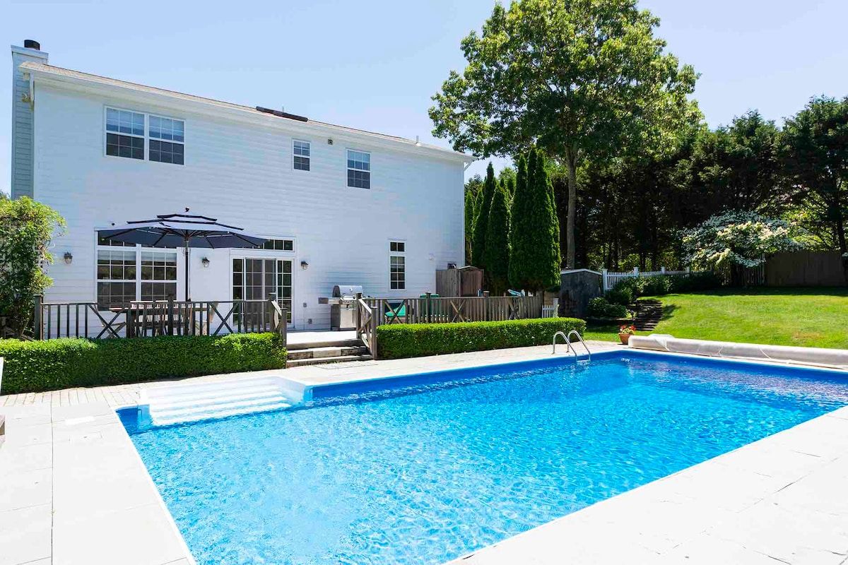 Eastgate Haven | Wainscott | Expansive Home with Pool & Jacuzzi photo 3