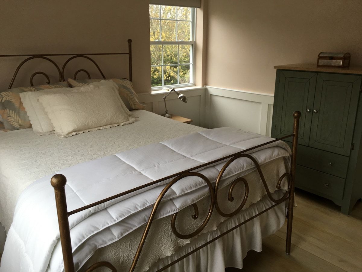 Eastgate Haven | Wainscott | Expansive Home with Pool & Jacuzzi photo 12