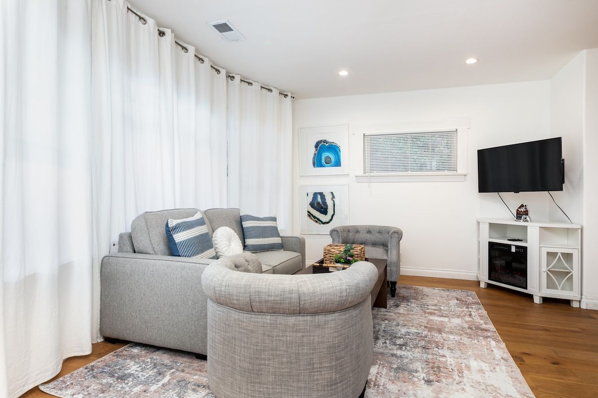 Carlton Retreat | Hollywood | Charming Home with Private Yard & Game Room photo 7