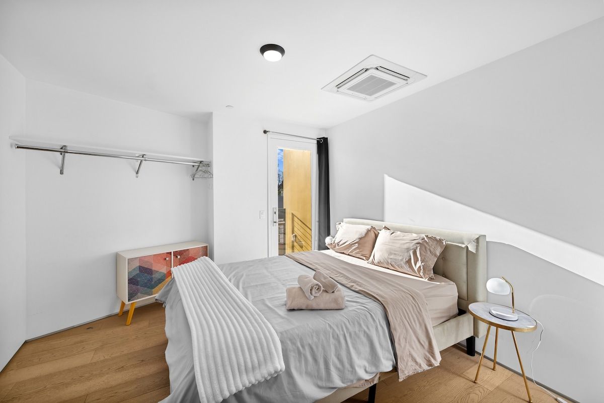 Solstice Haus | Sawtelle | Sunlit Modern Home with Balcony photo 43