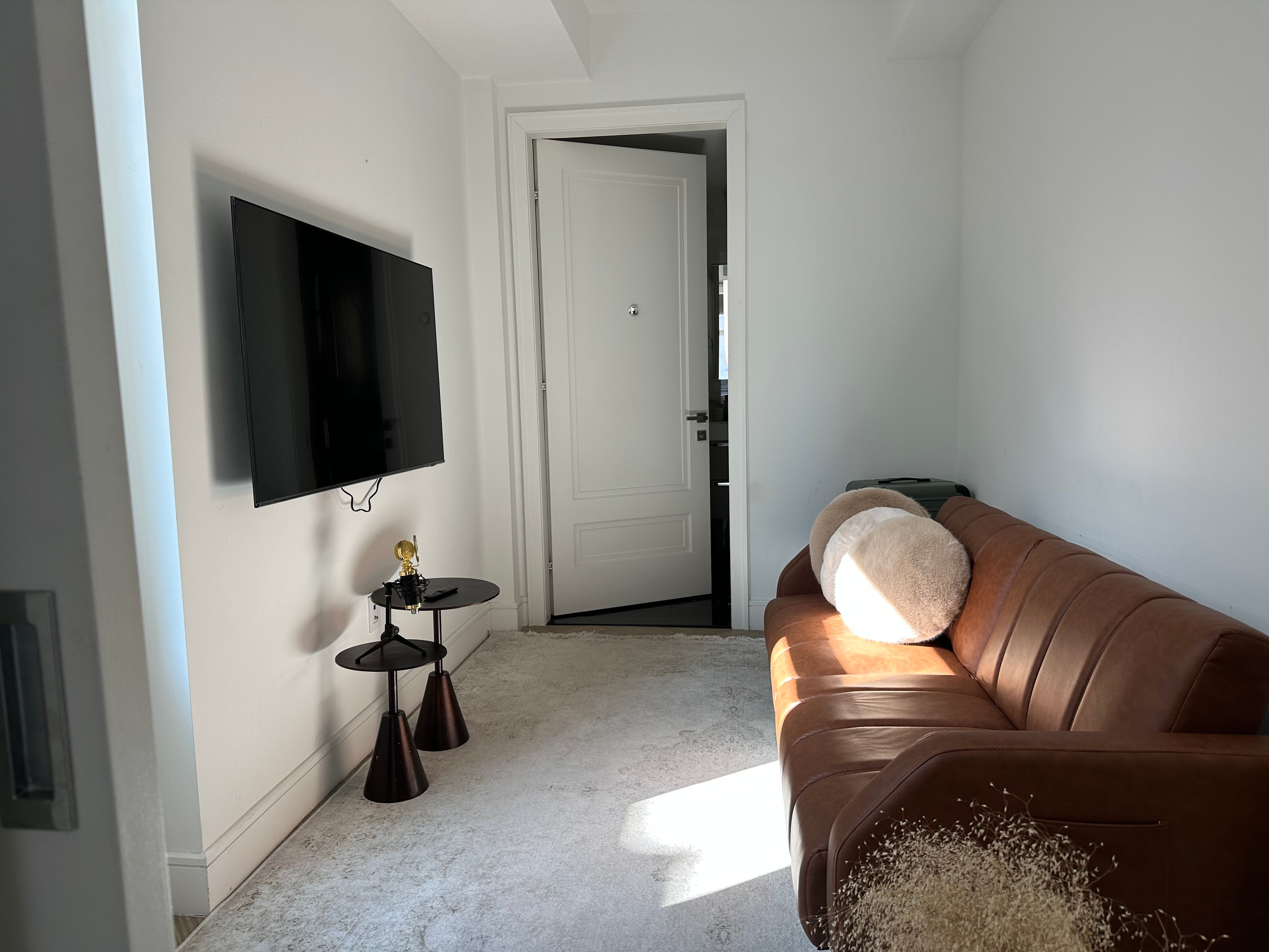 Sunshine Cottage | East Village | Cozy Apt w/ Balcony & Gym photo 2