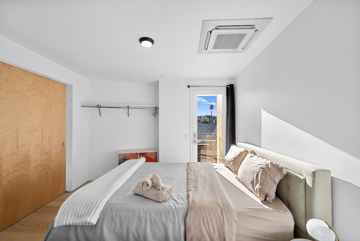 Solstice Haus | Sawtelle | Sunlit Modern Home with Balcony photo 41