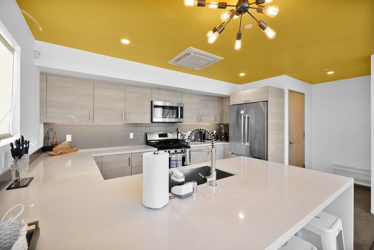 Solstice Haus | Sawtelle | Sunlit Modern Home with Balcony photo 17