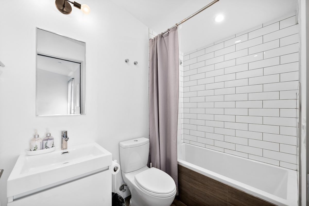 Solstice Haus | Sawtelle | Sunlit Modern Home with Balcony photo 38