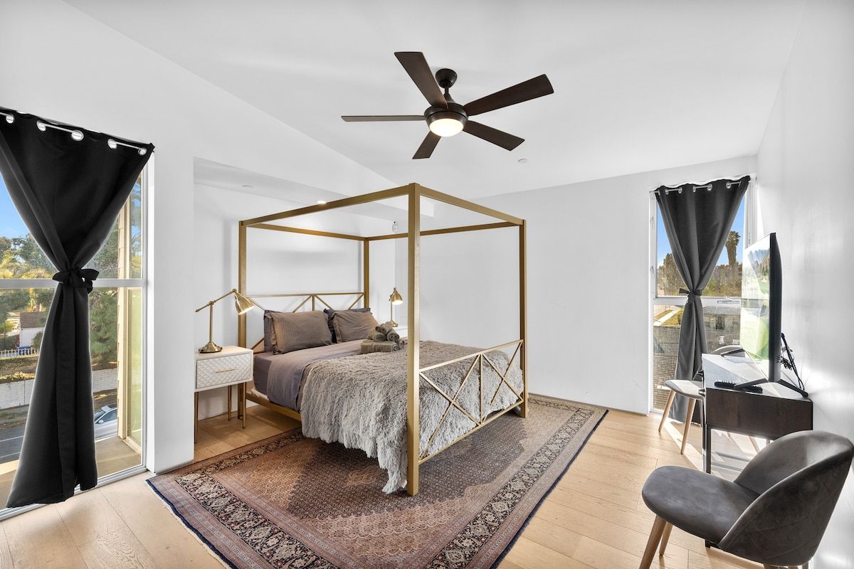 Solstice Haus | Sawtelle | Sunlit Modern Home with Balcony photo 4