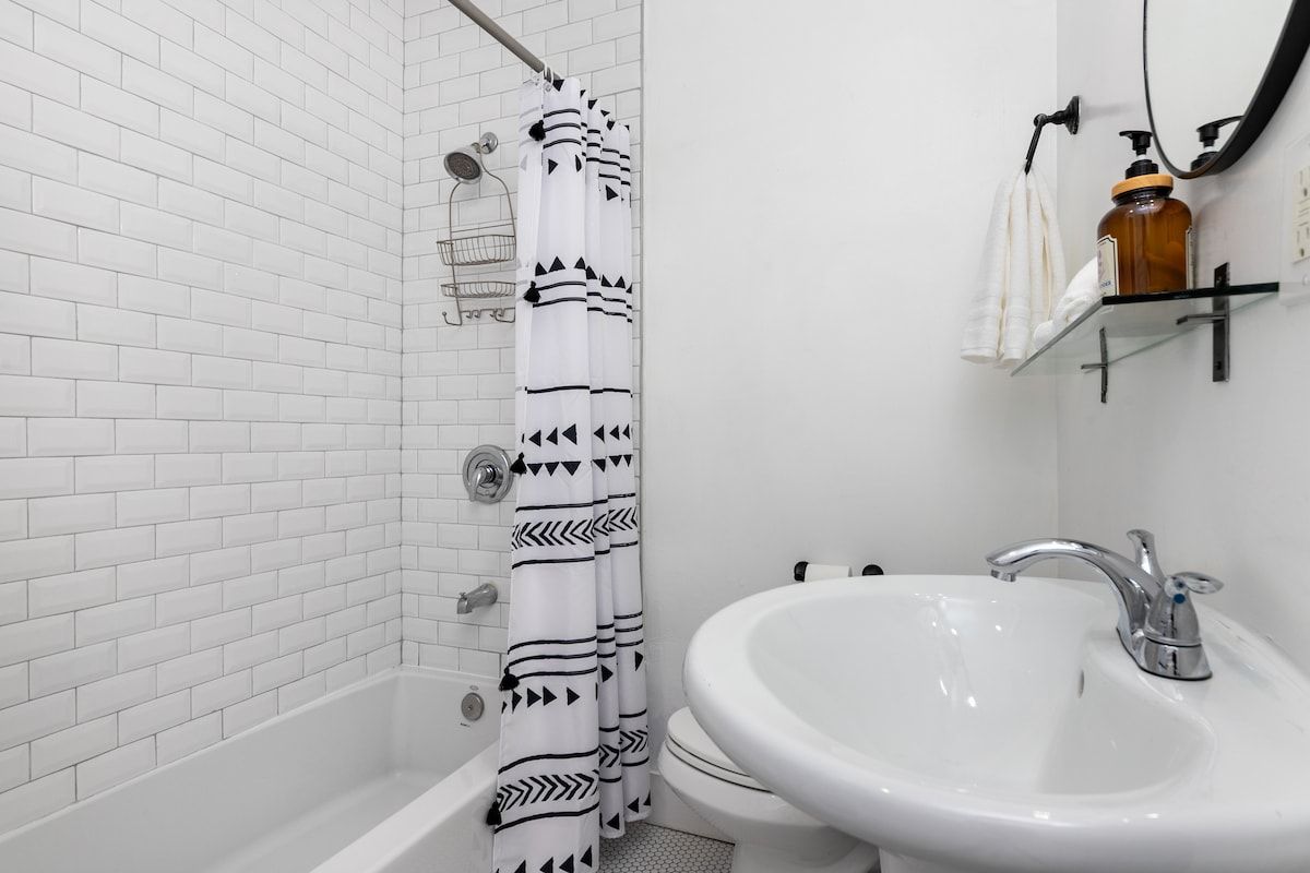 Carlton Retreat | Hollywood | Charming Home with Private Yard & Game Room photo 25