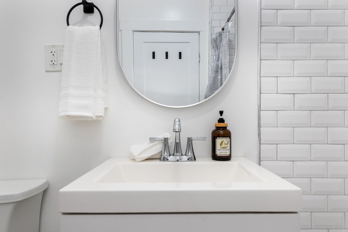 Carlton Retreat | Hollywood | Charming Home with Private Yard & Game Room photo 19