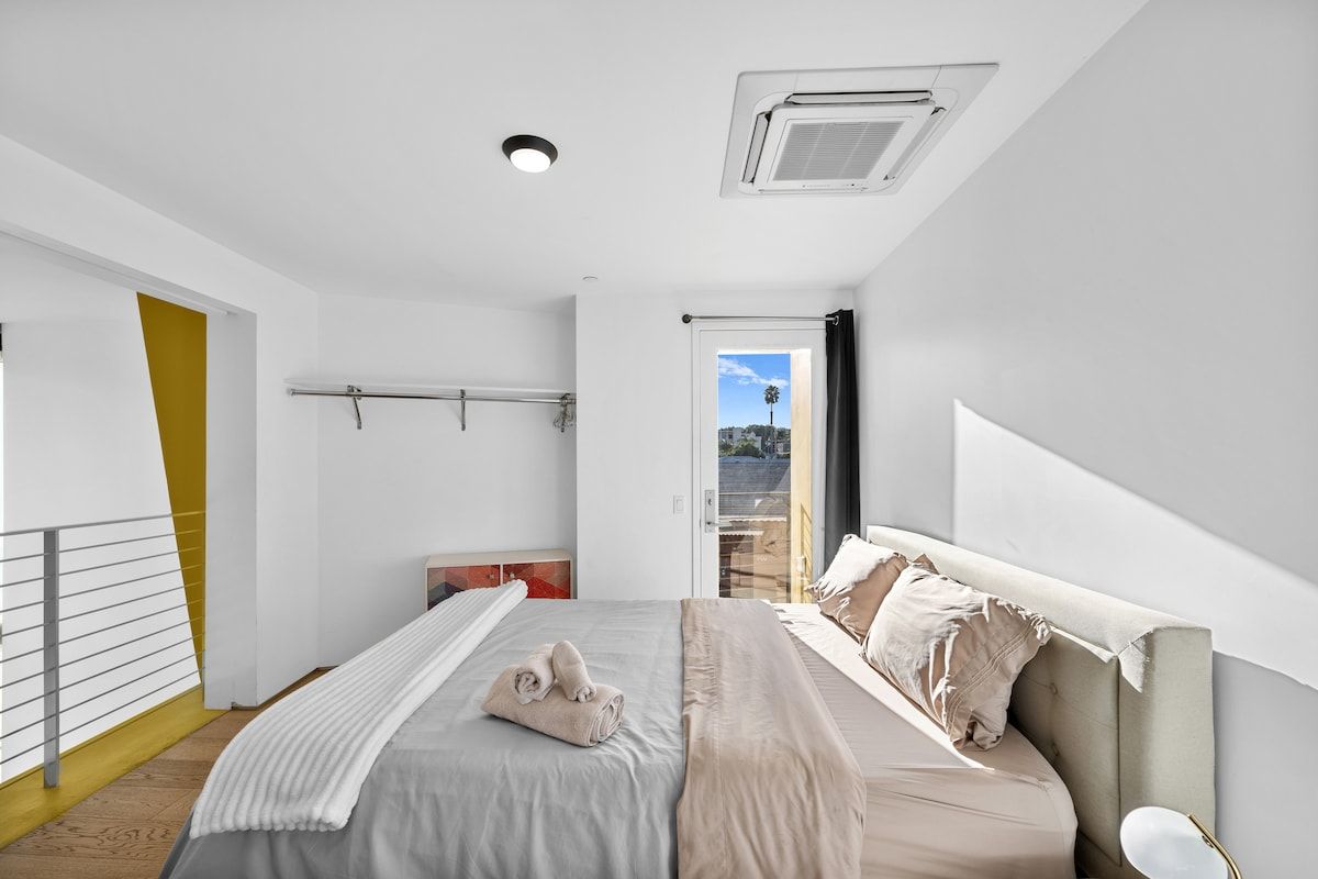 Solstice Haus | Sawtelle | Sunlit Modern Home with Balcony photo 40