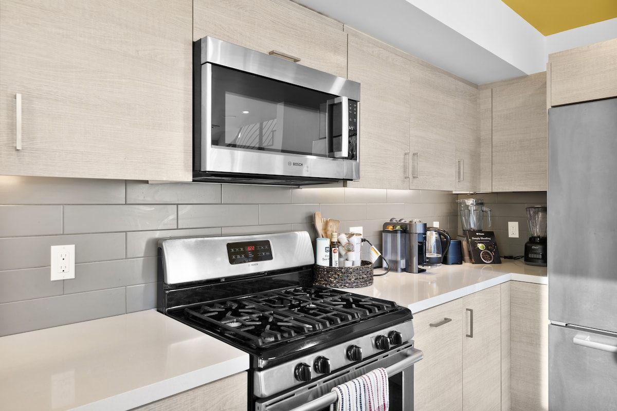 Solstice Haus | Sawtelle | Sunlit Modern Home with Balcony photo 13