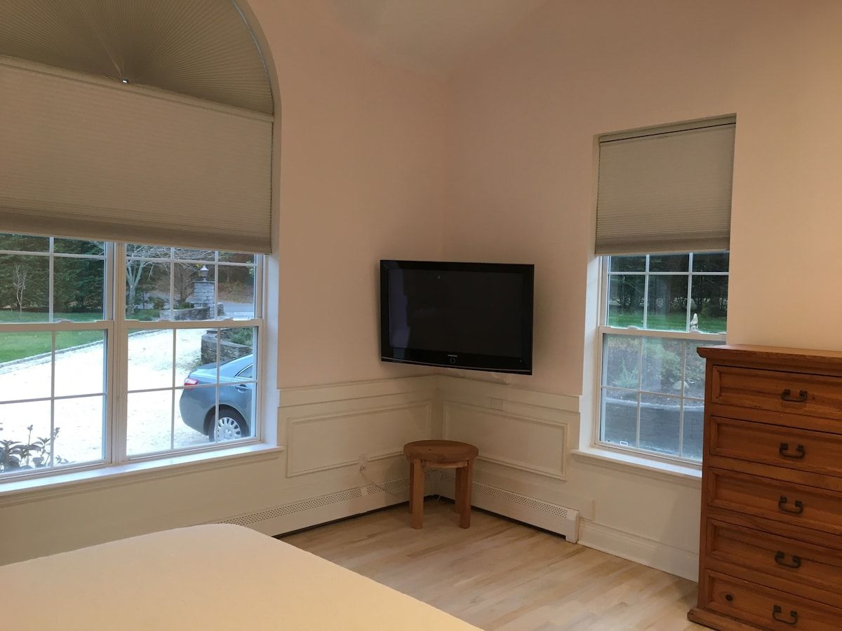 Eastgate Haven | Wainscott | Expansive Home with Pool & Jacuzzi photo 17