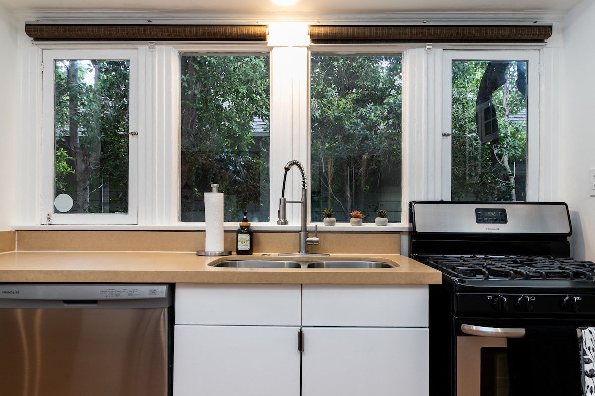 Carlton Retreat | Hollywood | Charming Home with Private Yard & Game Room photo 9