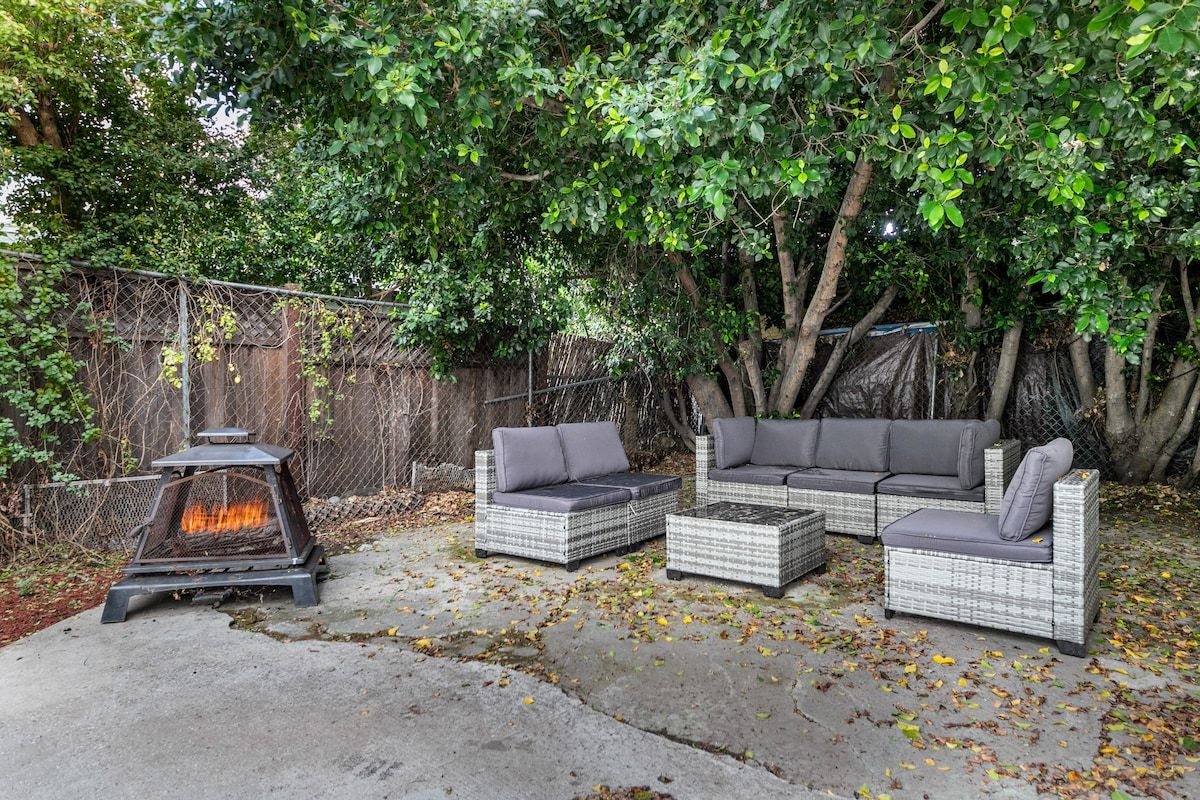 Carlton Retreat | Hollywood | Charming Home with Private Yard & Game Room photo 3