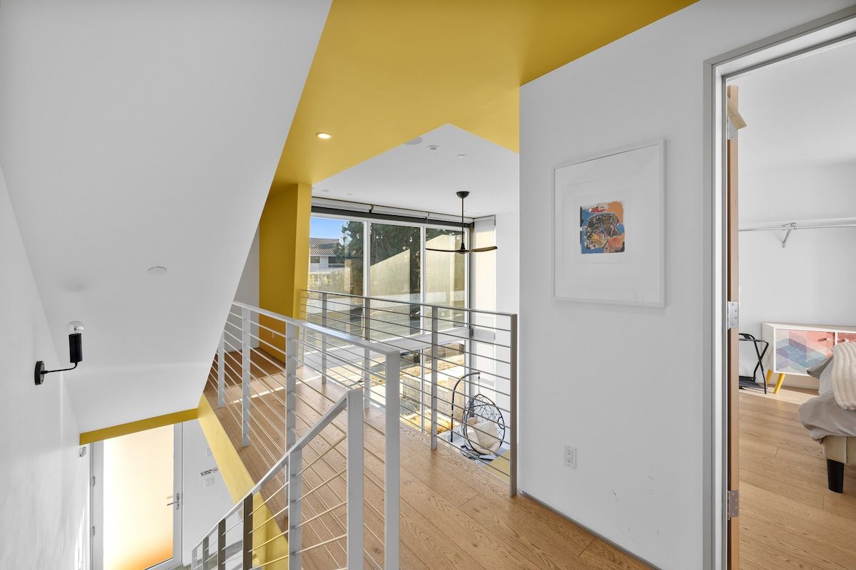 Solstice Haus | Sawtelle | Sunlit Modern Home with Balcony photo 9
