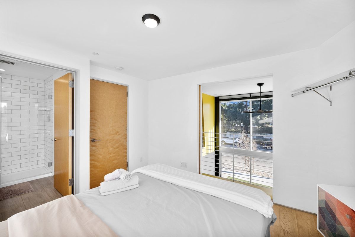 Solstice Haus | Sawtelle | Sunlit Modern Home with Balcony photo 42