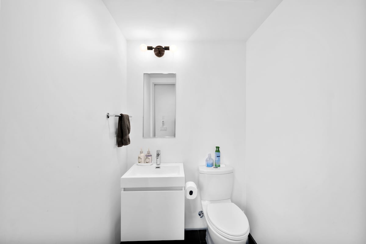 Solstice Haus | Sawtelle | Sunlit Modern Home with Balcony photo 47