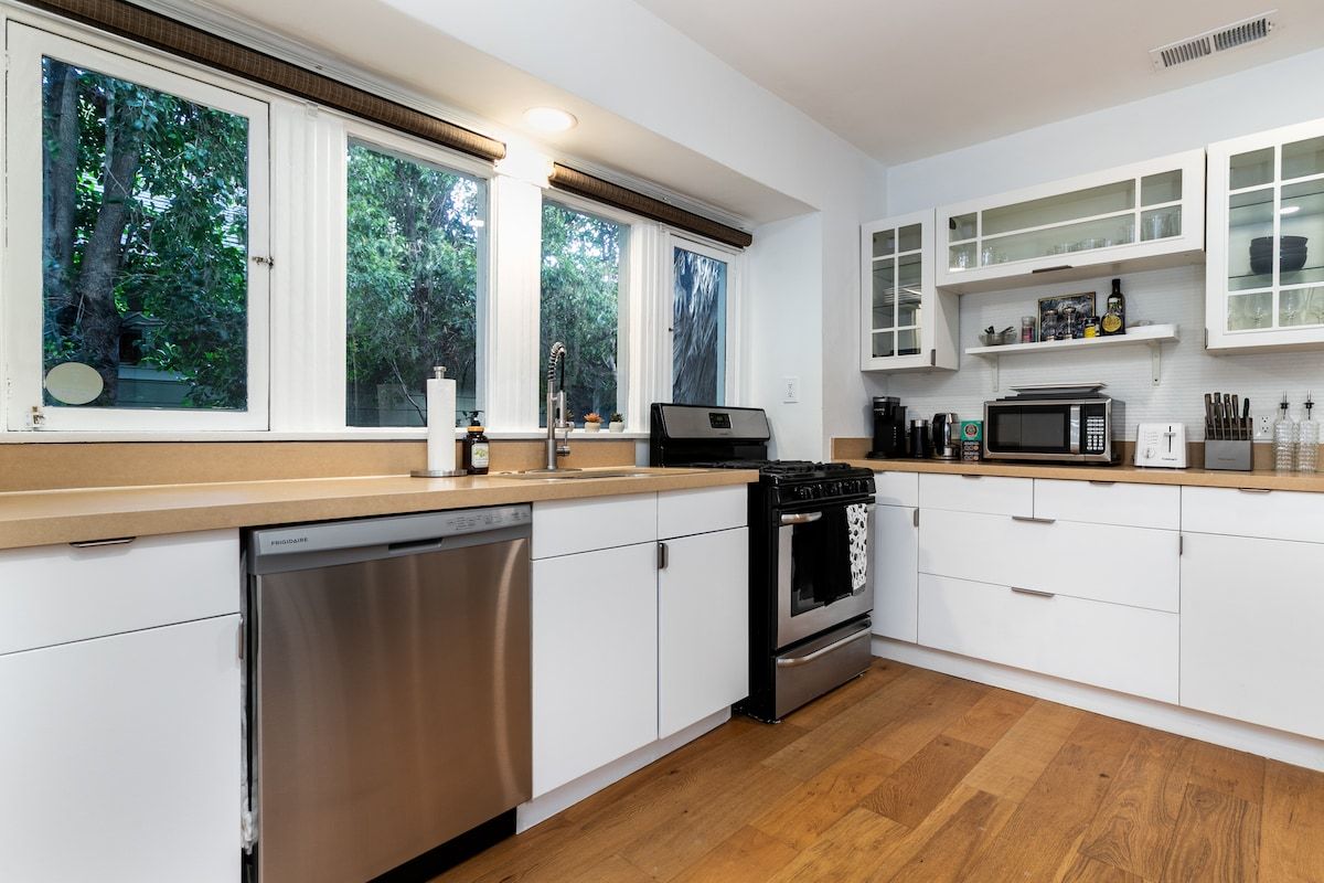 Carlton Retreat | Hollywood | Charming Home with Private Yard & Game Room photo 10