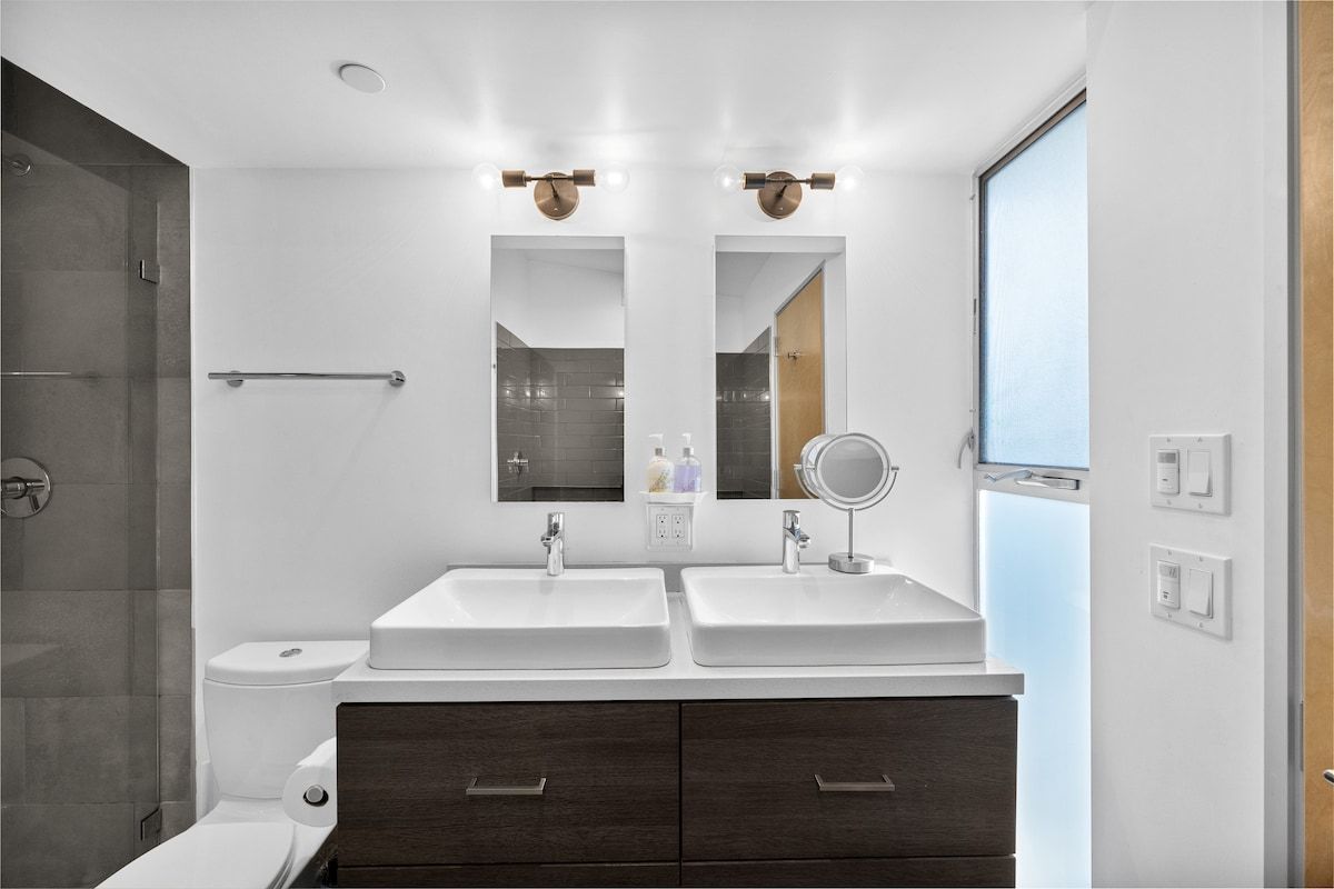 Solstice Haus | Sawtelle | Sunlit Modern Home with Balcony photo 29