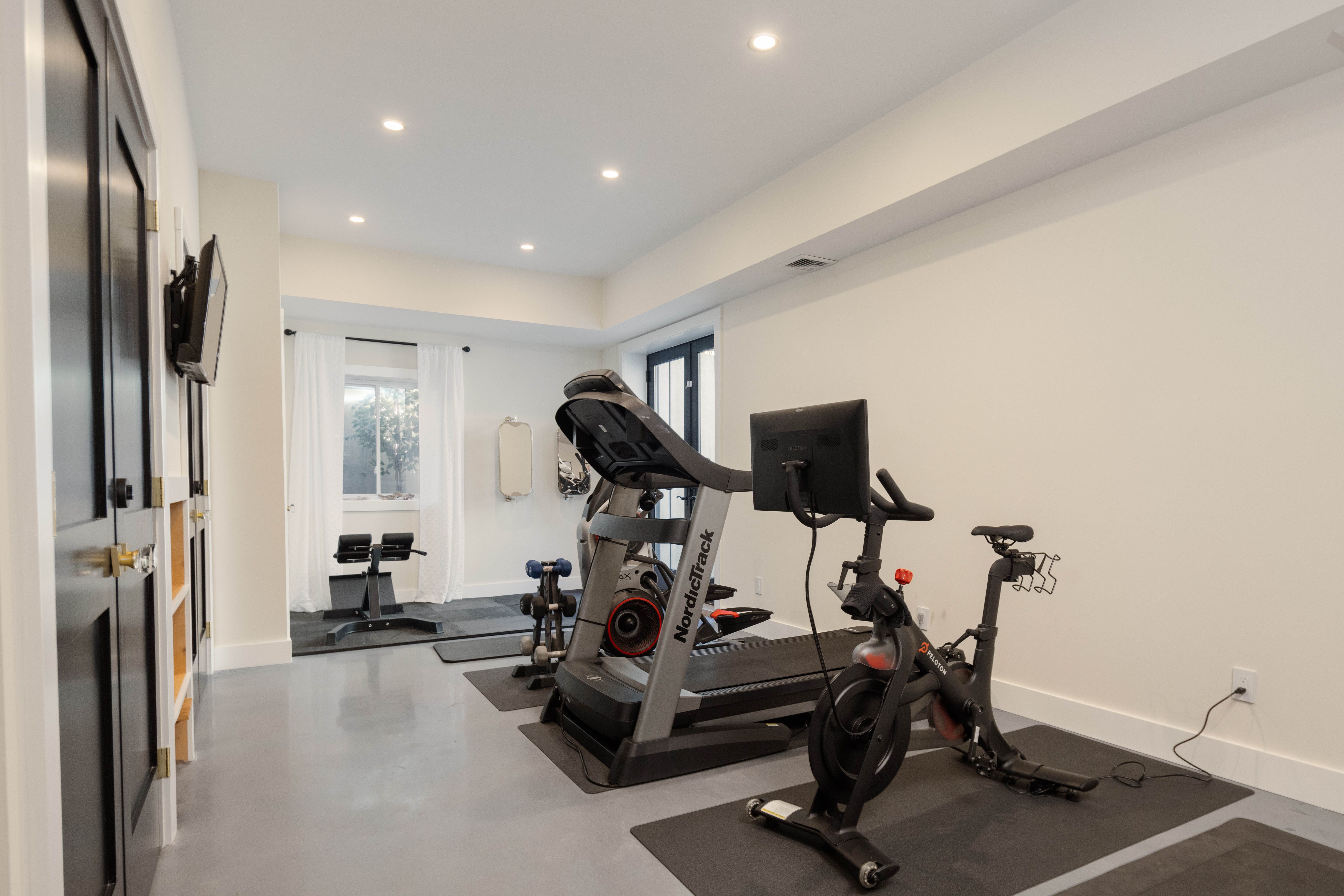 Clearwater House | East Hampton Springs | Stylish Home with Pool & Gym photo 21