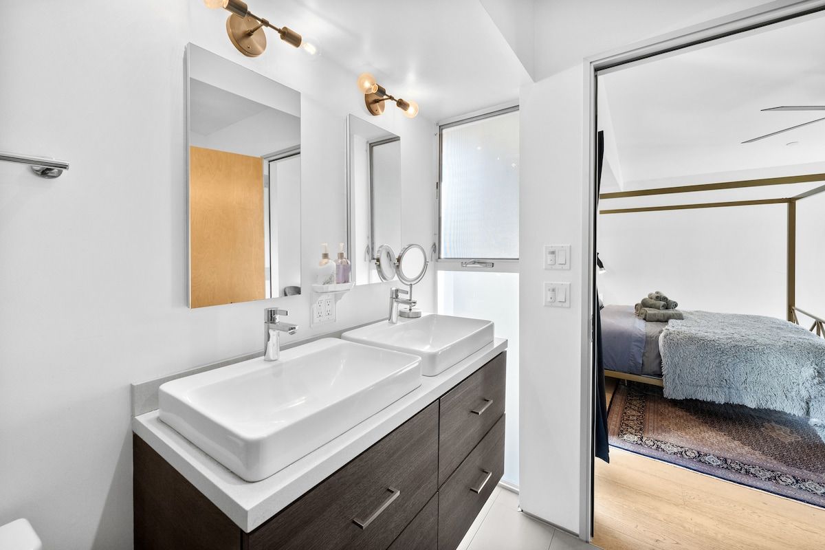 Solstice Haus | Sawtelle | Sunlit Modern Home with Balcony photo 31