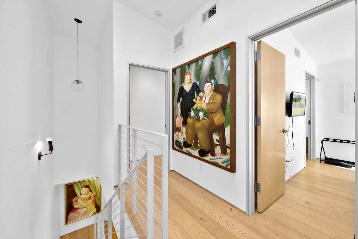 Solstice Haus | Sawtelle | Sunlit Modern Home with Balcony photo 27