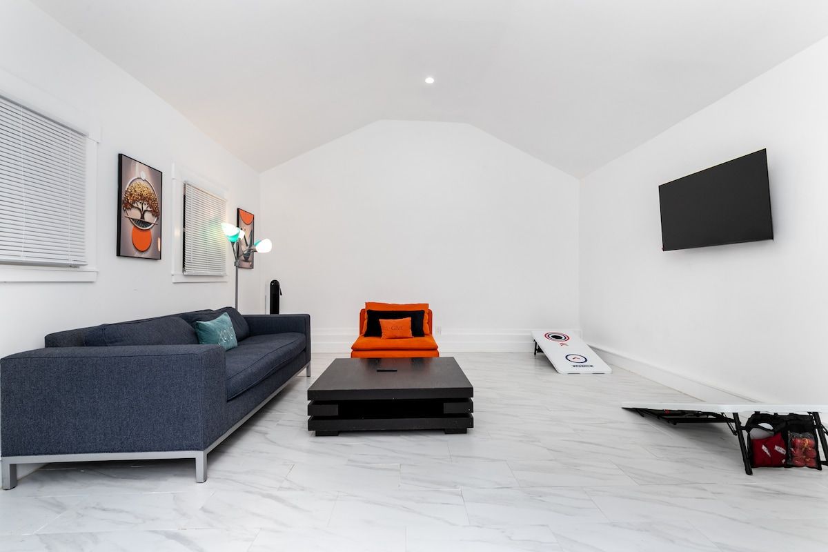 Carlton Retreat | Hollywood | Charming Home with Private Yard & Game Room photo 2