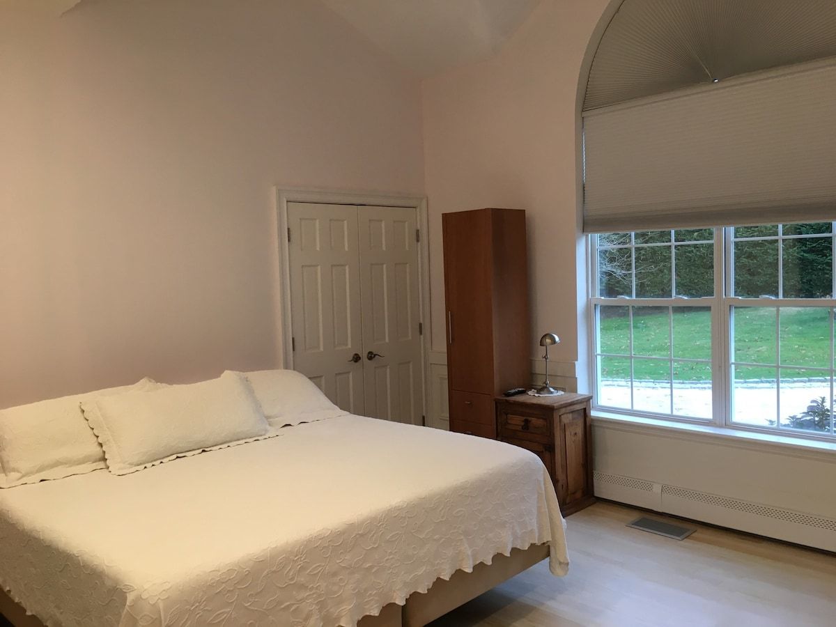 Eastgate Haven | Wainscott | Expansive Home with Pool & Jacuzzi photo 14