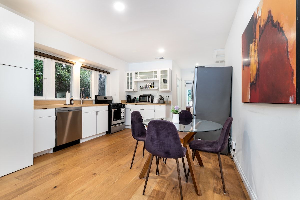 Carlton Retreat | Hollywood | Charming Home with Private Yard & Game Room photo 11