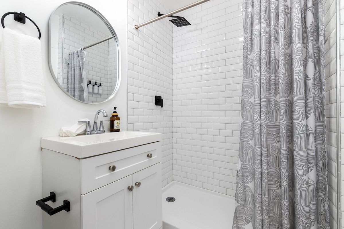 Carlton Retreat | Hollywood | Charming Home with Private Yard & Game Room photo 18