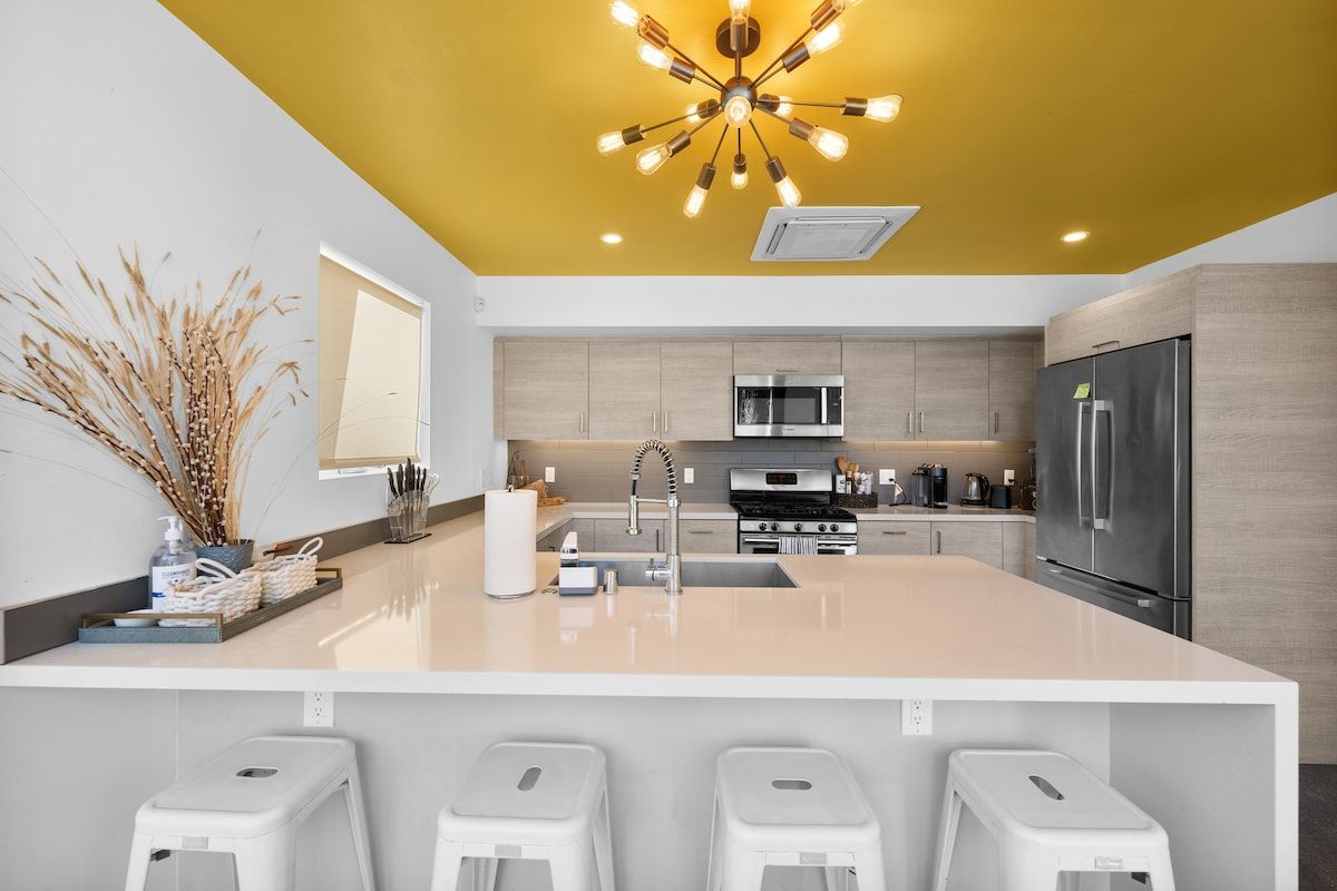 Solstice Haus | Sawtelle | Sunlit Modern Home with Balcony photo 15