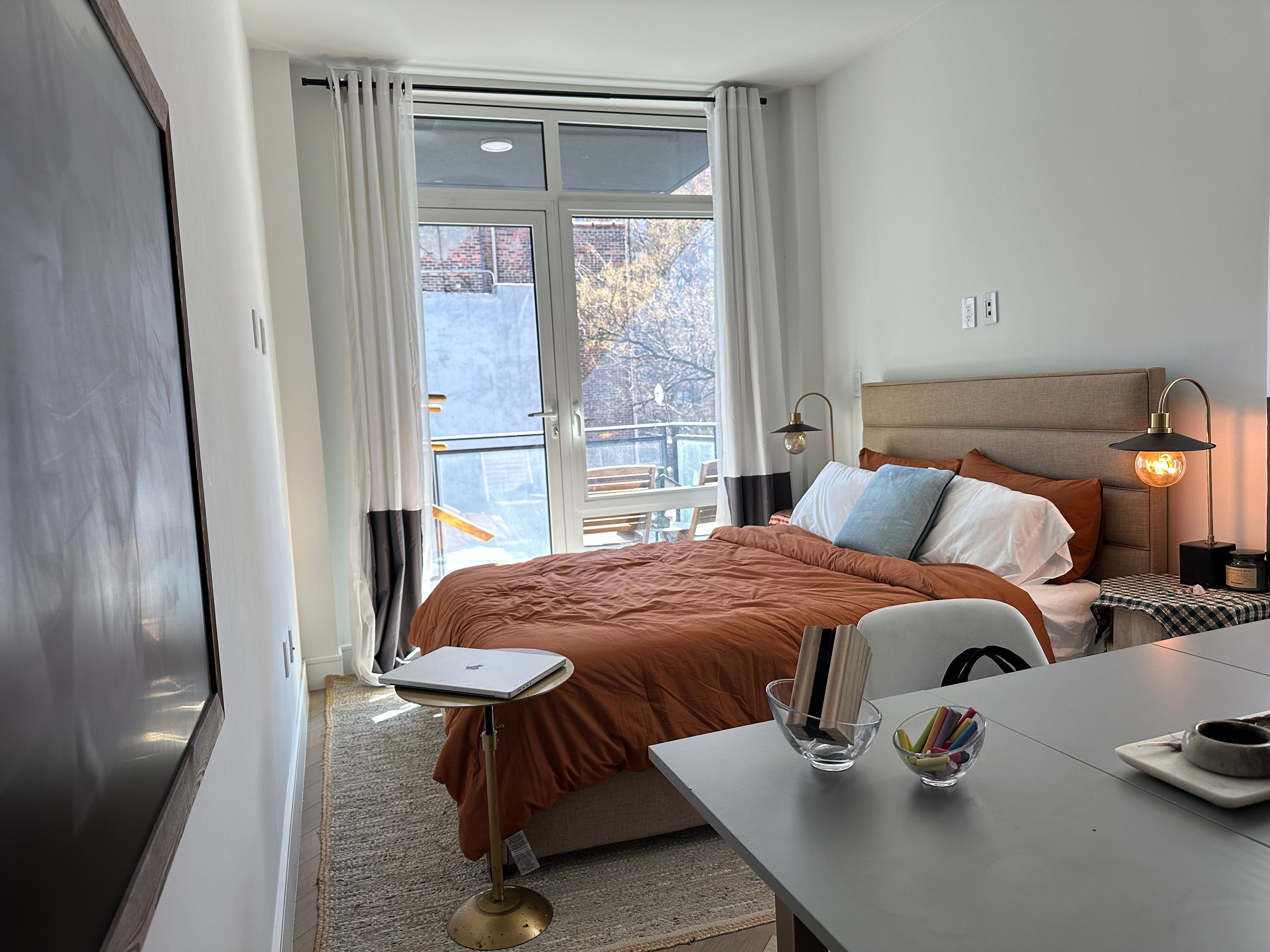 Sunshine Cottage | East Village | Cozy Apt w/ Balcony & Gym photo 4